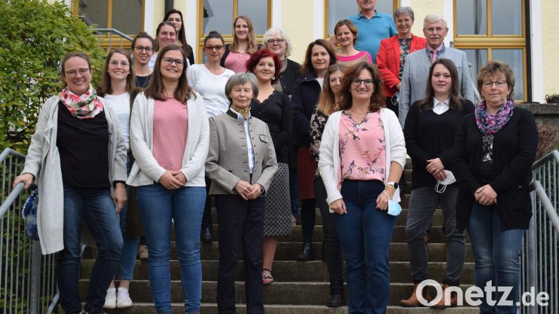 Mit 16 Studierenden startet der neue Studiengang Hauswirtschaft an der Landwirtschaftsschule in Nabburg. Die Teilnehmerinnen wurden vom Schulleiter Georg Mayer (oben rechts) und der stellvertretenden Schulleiterin Elisabeth Beer (Obere Reihe Zweite von rechts) an der Schule begrüßt. Bild: bnr