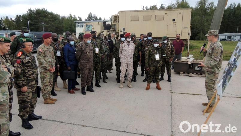US-Generalmajor Andrew Rohling (Dritter von links) und das 7. US-Armee Ausbildungskommando stellen beim &quot;African Land Forces Colloquium&quot; afrikanischen Generälen und Nato-Bündnispartnern die Ausbildungsmöglichkeiten und Infrastruktur der Oberpfälzer Übungsplätze vor. Bild: mor