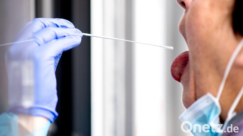Eine Frau lässt sich auf das Coronavirus testen. Bild: dpa/Hauke-Christian Dittrich