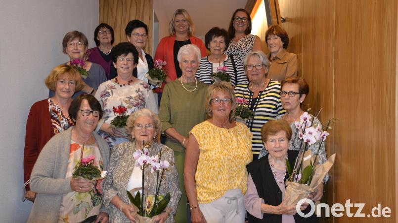 Die geehrten Mitglieder des Katholischen Frauenbunds Herz Jesu mit der stellvertretenden Bezirksvorsitzenden Kerstin Aufschneider und dem Führungskreis des Zweigvereins. Bild: mrb