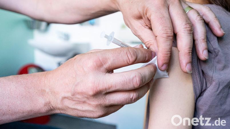 Immer mehr Kinder werden inzwischen gegen Corona geimpft. Das größere Problem sind aber die Menschen aus der mittleren Altersgruppe, die sich bisher noch vor der Spritze gescheut haben. Bild: Fabian Sommer / dpa