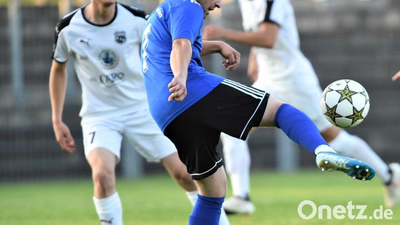 Mathias Heinl (vorne) erzielte den ersten Weidener Treffer beim 3:0-Sieg in Neukirchen b. Hl. Blut. Archivbild: Büttner, Gerhard