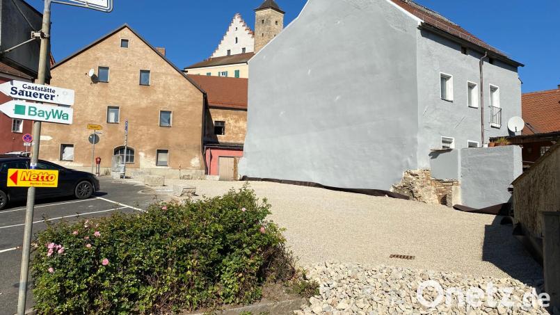 Das Grundstück am Mühlweg 2 ist jetzt abgeräumt und geebnet. Für die Neugestaltung möchte die Stadt einen Planungsauftrag vergeben. Bild: Wilhelm Amann