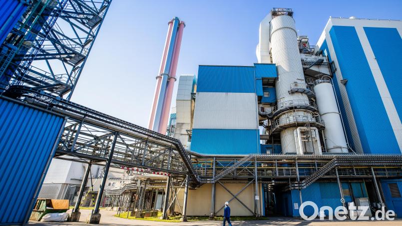Die Rauchgasreinigung – das sind die grauen, stehenden Zylinder – am Müllkraftwerk Schwandorf wird erneuert. Bild: ZMS, Ahnen&amp;Enkel, Silke Reents/exb