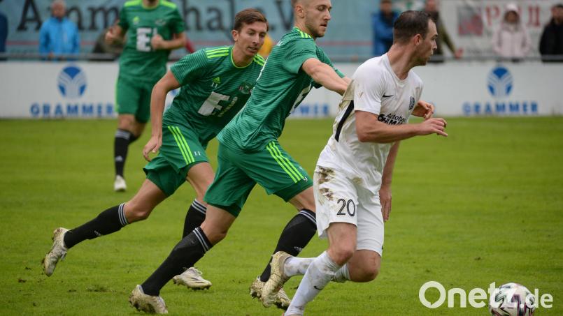 Nach drei Niederlagen in Folge soll es diesmal wieder ein Sieg sein. Die DJK Ammerthal (von links Lukas Dotzler, Yannik Grader und Manuel Geiger) erwarten am Samstag den 1. FC Sand. Archivbild: Andreas Brückmann