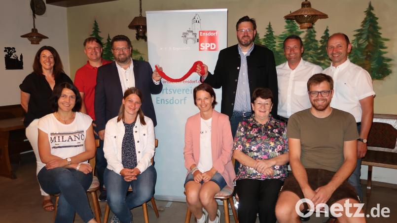 Das neue Team der SPD Ensdorf (von links): Gemeinderätinnen Sigrid Gebhardt und Lisa Übler, stellvertretender Vorsitzender Dirk Reiter, Bundestagskandidat Johannes Foitzik, Kassiererin Verena Patzelt, Jugendbeauftragte Terezie Bartmann, Vorsitzender Bastian Bartmann, Beisitzerin Rita Thomas, Kreisvorsitzender Uwe Bergmann, Gemeinderat Felix Roggenhofer, stellvertretender Vorsitzender und Bürgermeister Hans Ram. Bild: Bastian Bartmann