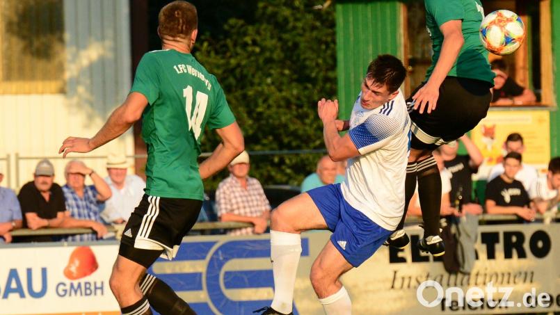 Maximilian Schatz (rechts) und Matthias Schreyer sind mit ihren Kollegen vom FC Wernberg eher durchschnittlich in der Bezirksliga Nord unterwegs. Am Samstag kommen die unberechenbaren Etzenrichter in die Marktgemeinde. Bild: ham