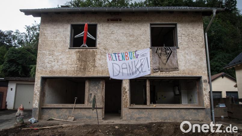 In dem Ort Altenburg sind fast alle Häuser zerstört oder stark beschädigt. Der Kemnather Holger Pühl aus Kemnath sammelt nun Baumaterial für Opfer der Flutkatastrophe im Ahrtal. Dieses Foto entstand Ende August. Bild: Boris Roessler/dpa