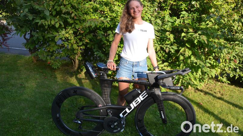 Lena Heinrich zeigt im Garten in Konnersreuth das Triathlonrad, mit dem sie ihre Wettkämpfe bestreitet. Bild: jr