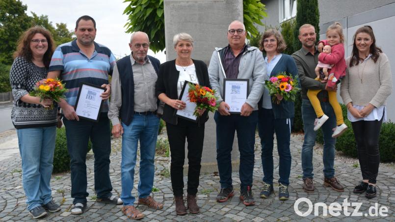 Langjährige Mitarbeiter zeichnete die Firma Tiefbau Schaumberger im Rahmen eines Betriebsfestes aus. Im Bild (von links) Sibylle und Thomas Männer, Theo und Maria Schaumberger, Robert und Andrea Scholz sowie Geschäftsführer Johannes Schaumberger mit Tochter Emma und Ehefrau Nadine. Bild: jr