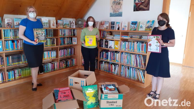Geschenkübergabe in der Pfarrbücherei Immenreuth: (von links) Claudia Pecher, Leiterin der Landesfachstelle für Büchereien und Bildung im katholischen Medienhaus St. Michaelsbund, Büchereileiterin Anita Reichenberger und Christina Schnödt, Leiterin der Diözesanstelle des St. Michaelsbundes. Bild: rca