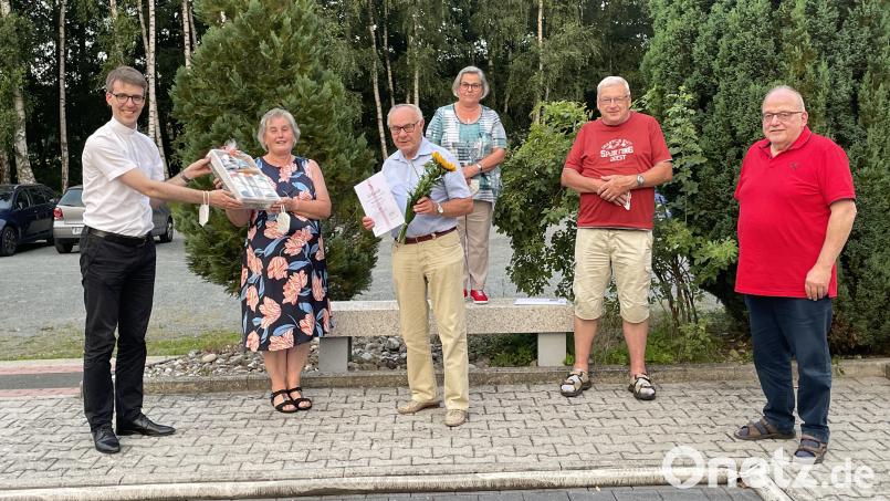 Auch im Namen seiner Frau Inge nimmt Herbert Winter (Dritter von links) die Urkunden und Geschenke für 40 Jahre Mitgliedschaft von Vorsitzender Elisabeth Bauer (Zweiter von links) und Pfarrer Thomas Kopp (links) entgegen. Der KAB-Vorstand gratuliert. Bild: adj