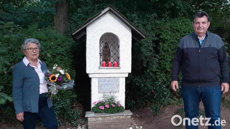 Milla Krug (links) liegt der Marienbildstock der Kolpingsfamilie Schirmitz besonders am Herzen. Sie kümmert sich schon seit unzähligen Jahren um die kleine Andachtsstätte am Waldrand. Vorsitzender Josef Ziegler dankt ihr mit Blumen. Bild: ise
