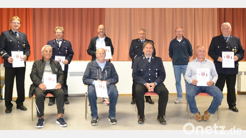 Die Geehrten bei der Feuerwehr Schirmitz mit 1. Vorsitzendem Andreas Hochwart (sitzend, Zweiter von rechts). Bild: hcz