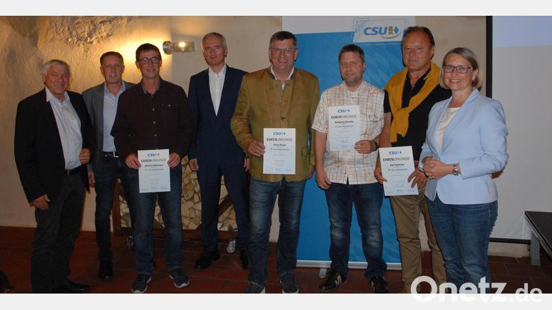 Die geehrten Mitglieder (von links) Markus Mehringer, Peter Braun, Wolfgang Wermke, Karl Fochtner und die Gratulanten MdB Alois Karl, Mathias Huger, MdL Harald Schwartz und Susanne Hierl. Bild: pop