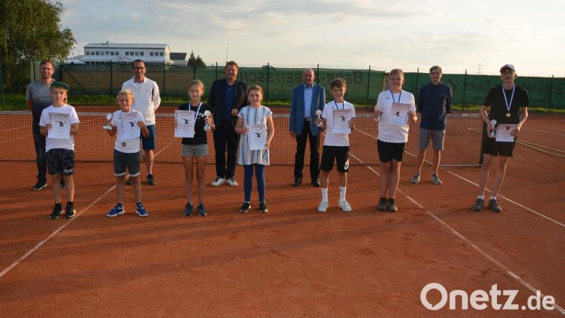 Die Sieger und Platzierten der Jugendklassen mit Turnierleiter und Sportwart Harald Kilian (links). Bild: jr