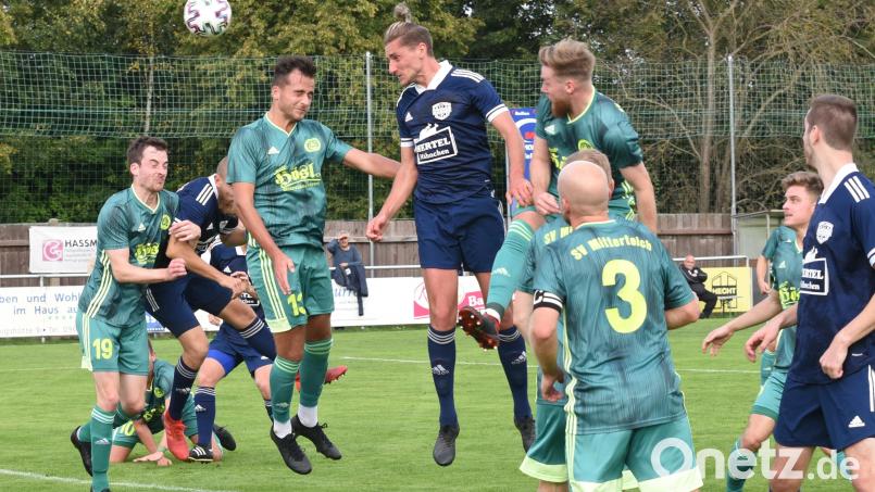 Am vergangenen Samstag verlor der SV Mitterteich (grüne Trikots) das Derby gegen Kickers Selb (hier köpft Eduard Root) mit 0:4. Am Sonntag gastiert der FC Herzogenaurach in Mitterteich. Bild: gb