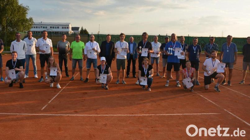 20 Herren und 4 Damen gingen bei den Tennis-Stadtmeisterschaften in Mitterteich an den Start. Im Bild die Sieger und Platzierten der verschiedenen Klassen mit den Ehrengästen. Bild: jr