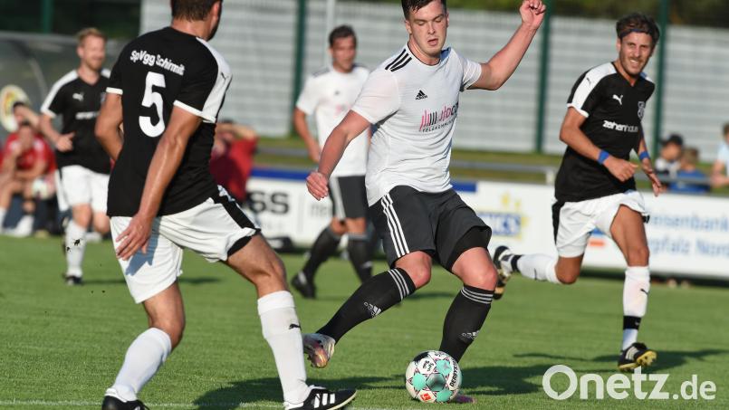 Stolpert die SV Grafenwöhr (in Weiß) im Kampf um Rang eins? Am Sonntag geht es zum Verfolgerduell in Schlicht. Archivbild: Büttner, Gerhard