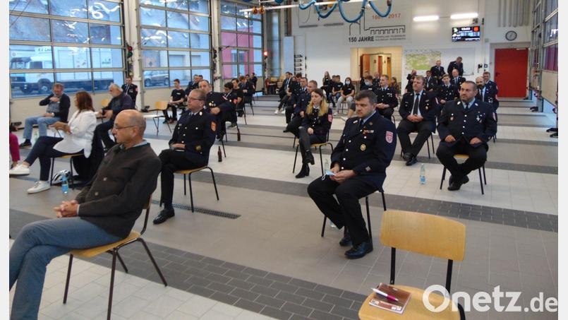 Corona-bedingt mit Abstand sitzen die Feuerwehrler bei ihrer Jahreshauptversammlung im Gerätehaus an der Bayreuther Straße. Bild: fnk