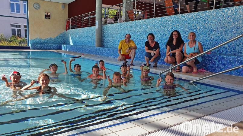 Da war die Freude groß: (von links) Bernhard Fleischmann, Barbara Hottner, Veronika Straller und Hildegard Walch mit den Kindern und ihren Schwimmabzeichen. Bild: Christine Fleischmann/exb