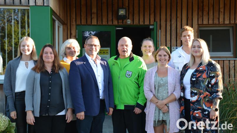 Zweiter Bürgermeister Egbert Völkl (Vierter von links) gratulierte dem neuen Vorstand mit (von links) Sophie Deseive, Melanie Schuhbauer, Marion Dietz, Mike Welnhofer, Christine Grundler, Gaby Großer, Nikolai Welnhofer und Stella Welnhofer. Bild: Tanzgruppe Welnhofer/exb