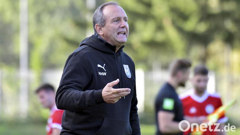Ambergs Trainer Karl-Heinz Wagner fordert von seinen Spielern Konzentration bis zum Abpfiff. Archivbild: Hubert Ziegler