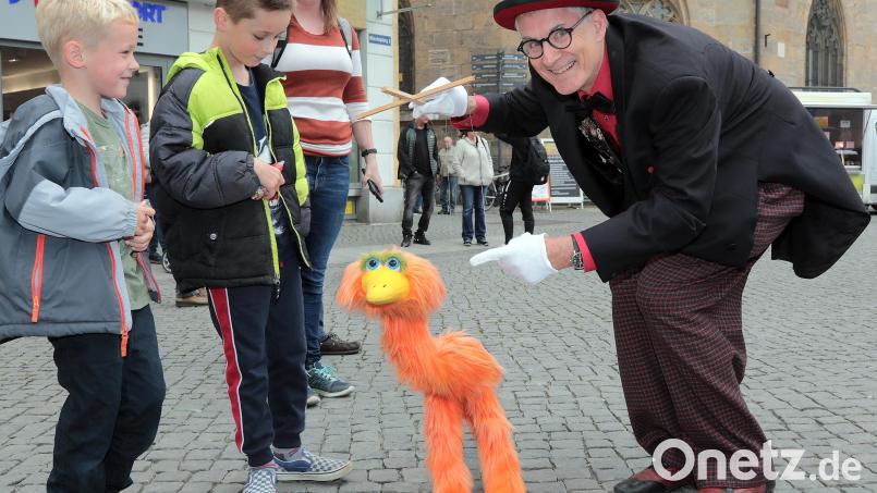 &quot;Amberg macht die Augen auf&quot;: Mit einer Aktion (Pantomime und Verteilung von Postkarten) am Marktplatz starteten die interkulturellen Wochen in Amberg. Bild: Wolfgang Steinbacher