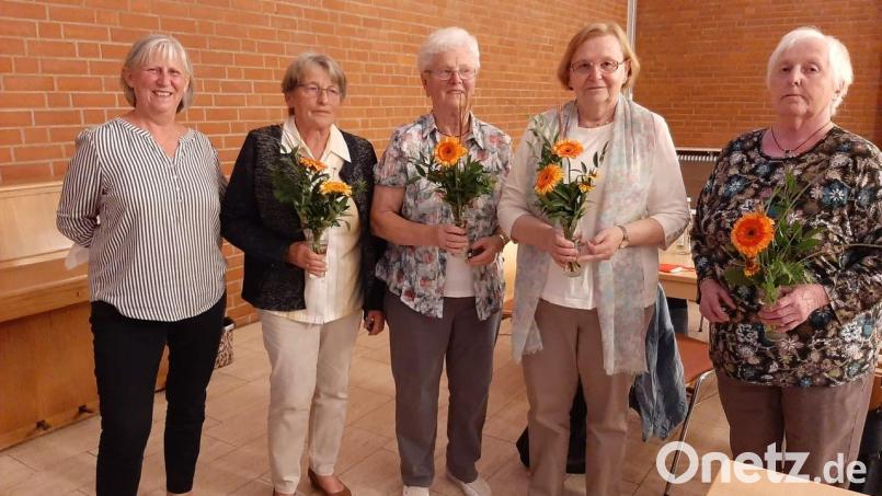Vorsitzende Angelika Kirner (links) ehrte Hildegard Rubenbauer, Franziska Birner, Elisabeth Donhauser und Gerda Walz (ab Zweiter von links). Bild: mey Irene <irene-raigering@t-online.de>