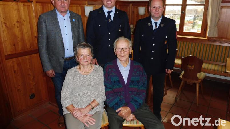 Mit seiner Ehefrau Hildegard freute sich der Jubilar Johann Siegert über die Glückwünsche von Zweitem Bürgermeister Georg Götz, Feuerwehrkommandant Leopold Schmalzl und Vorsitzenden Tobias Spies (stehend, von links). Bild: ibj