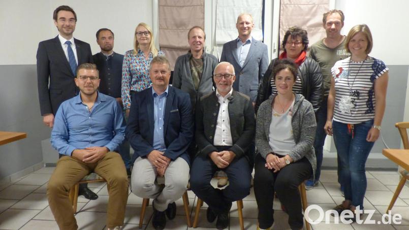 Das neue Führungsteam der CSU Pirk: Dieter Schwab (vorne, Zweiter von rechts) ist der alte und neue Ortsvorsitzende. Bild: hme