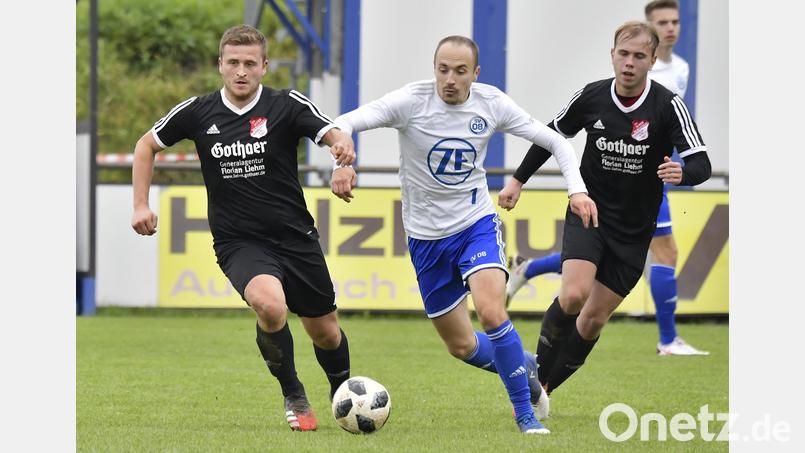 Mit 26 Treffern in acht Spielen stürmten Auerbachs Spielertrainer Michael Keil (Mitte) und seine Mannschaft an die Spitze der Kreisliga Süd. Im Top-Spiel geht es diesmal gegen den Tabellendritten DJK Utzenhofen, der erst vier Gegentore kassierte. 


Bild: Ziegler Bild: Hubert Ziegler