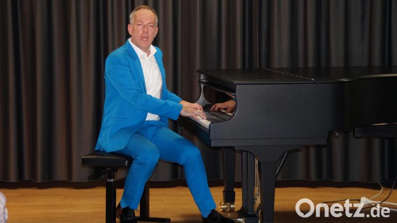 In charmantem Plauderton und mit Sprachwitz ging Johannes Kirchberg musikalisch auf die Probleme der heutigen Gesellschaft ein. Bild: wel