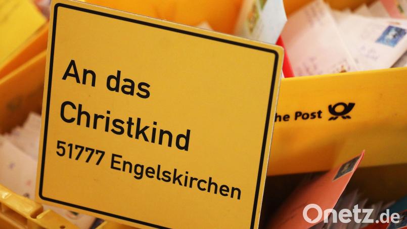 Kisten mit Wunschbriefen an das Christkind. Bild: Oliver Berg/dpa