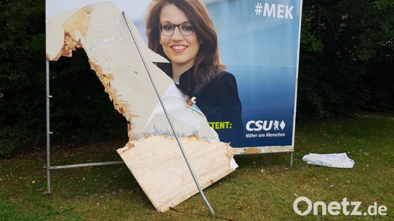 Die CSU sieht sich als Opfer organisierter Attacken auf ihre Plakate. In Pfreimd haben Unbekannte die Holzwand eines Großflächenplakates herausgeschlagen. Bild: Wolfgang Lotter/exb
