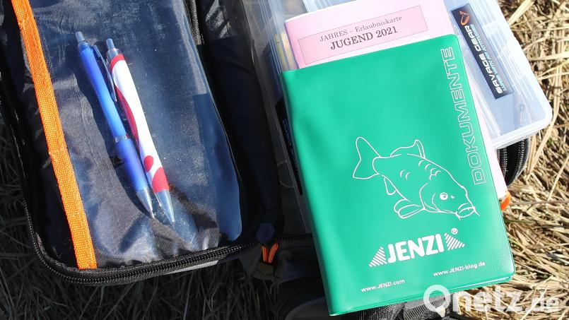 Diese Dokumente sollte ein Angler immer dabei haben: Fischereischein und Angelerlaubnisschein. Am Happurger Stausee konnte ein Mann sie nicht vorweisen. Er wird angezeigt. Bild: Evi Wagner