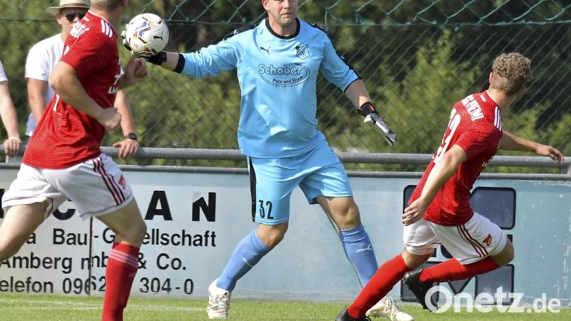 Dem Schlichter Torhüter Andreas Appel (Mitte) und seinen Vorderleuten steht ein arbeitsreicher Nachmittag bevor. Zu Gast ist die SV Grafenwöhr, die mit 27 Treffern die drittbeste Offensive der Bezirksliga Nord hat. Archivbild: Hubert Ziegler