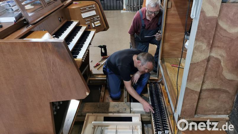 Die Generalsanierung der Kirchenorgel liegt in den bewährten Händen von Orgelbauer Rainer Kilbert und seinem Mitarbeiter Stefan Himmelstoß (von rechts). Bild: gz