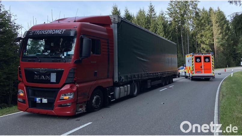 Mit diesem 40-Tonnen-Lkw stieß am Donnerstagnachmittag ein Motorradfahrer zusammen. Für den Mann kam jede Hilfe zu spät. Bild: Gustl Beer