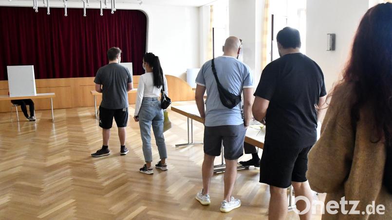 Anstehen für die Bundestagswahl - auch um den kleineren Parteien eine Stimme und neue Wahrnehmung zu schenken. Das ist den Wählern von FDP, Freien Wählern, ödp und Linken gelungen, indem es nach Einschätzung der Direktkandidaten gute Ergebnisse gibt. Bild: Petra Hartl