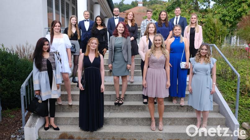 Wegen Corona musste die Examensfeier in zwei getrennten Gruppen stattfinden. Dabei war auch die Zahl der üblicherweise teilnehmenden Gäste stark reduziert worden. Bild: Uschald