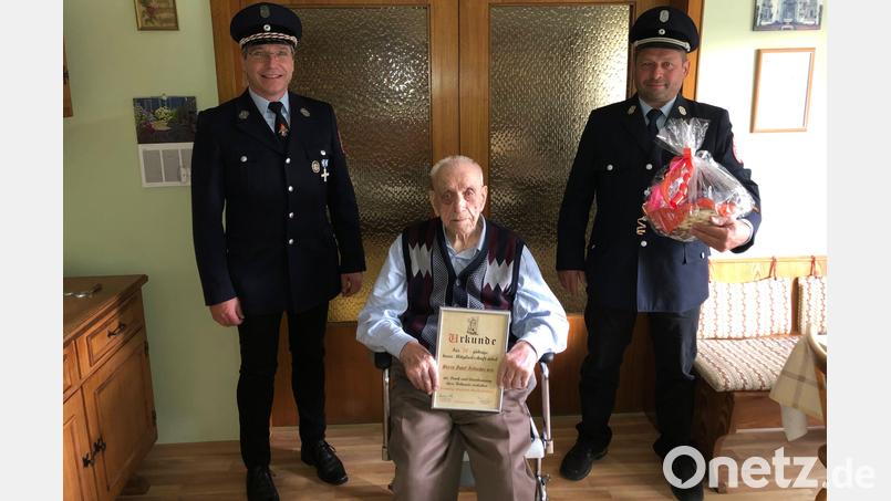 Siebzig Jahre diente Josef Irlbacher sen. der Ödpielmannsberg Feuerwehr. Dafür wurde ihm jetzt durch den Vorsitzenden Hermann Ach (links) und Kommandanten Karl Eckl (rechts) gedankt. Bild: gi