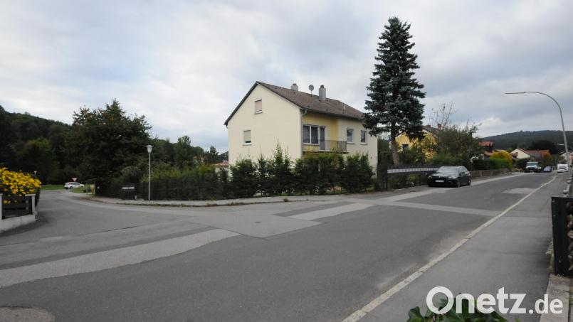 Die Anton-Wurzer-Straße (rechts) im rückwärtigen Verlauf einschließlich der Anbindung an die Kreisstraße NEW 33 (links) soll endgültig saniert werden. Die entsprechende Ausschreibung darf nach der Entscheidung der Stadtrates starten. Bild: bey