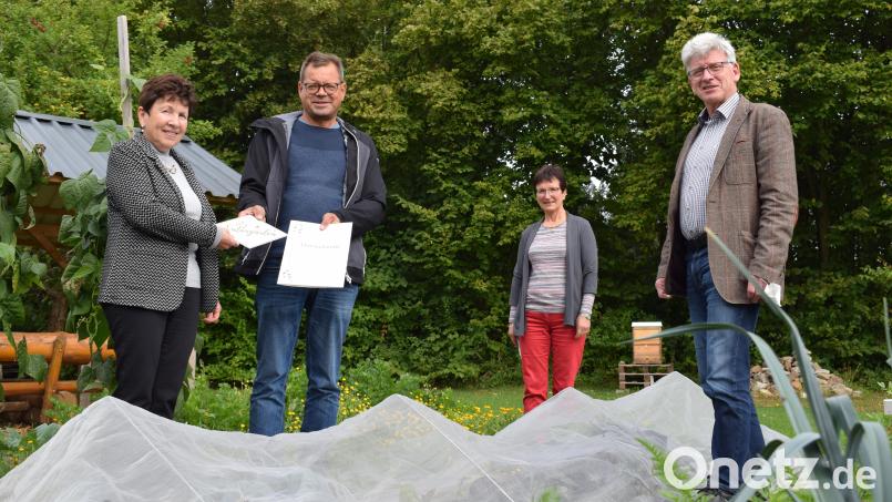 Der Garten der Landwirtschaftsschule und des AELF in Tirschenreuth wurde nun als &quot;Naturgarten&quot; zertifiziert. Darüber freuen sich Else Köstler, Ausbilderin im Fach Gartenbau, Garten-Kreisfachberater Harald Schlöger, Hauswirtschaftsdirektorin Doris Eckl sowie AELF-Leiter Wolfgang Wenisch (von links). Bild: szl