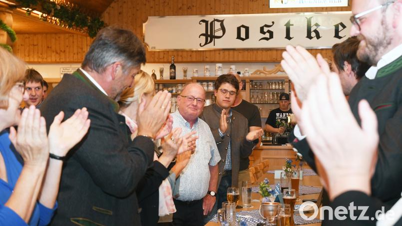 Stehende Ovationen beim Einzug von Albert Rupprecht in den Postkeller. Bild: Gabi Schönberger