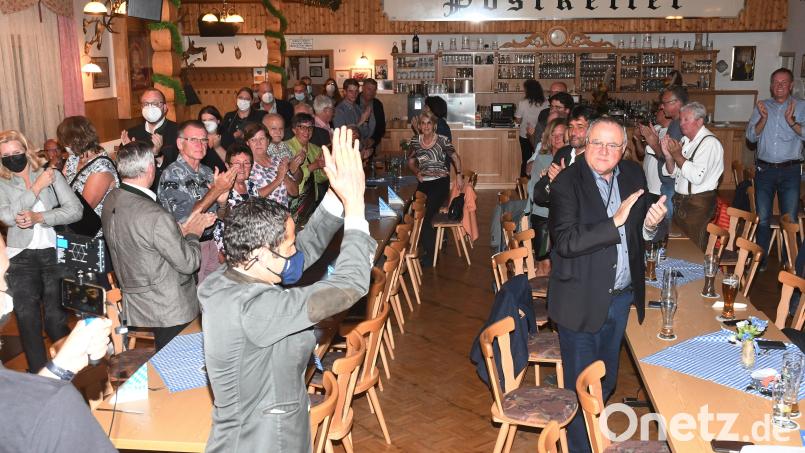 Albert Rupprecht klatscht auch selbst seinen Unterstützern und Helfern Beifall. Bild: Gabi Schönberger