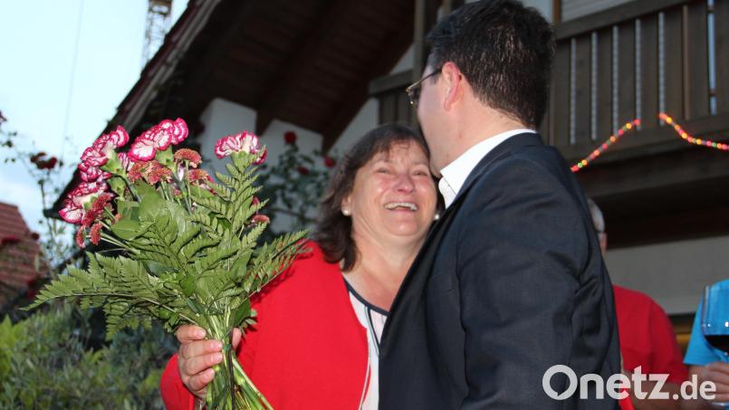 SPD-Kreischef Peter Wein gratulierte mit einem Blumenstrauß. Bild: upl