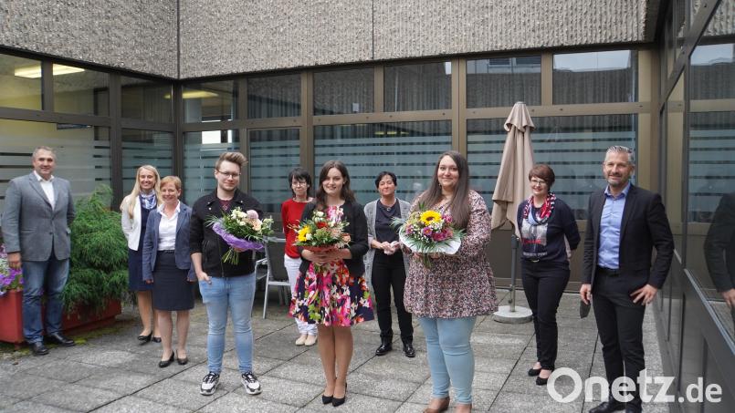 Viktor Berger, Sophia Freundl und Paula Bruhnke (vordere Reihe, von links) werden für ihr Ergebnis im Examen geehrt. Dazu gratulieren unter anderem Michaela Hutzler, Medizinische Direktorin (Zweite von links), Ausbildungsleiterin Tanja Chlup (Dritte von links) sowie Schulleiterin Kornelia Stang (Fünfte von links). Bild: Kliniken Nordoberpfalz/exb