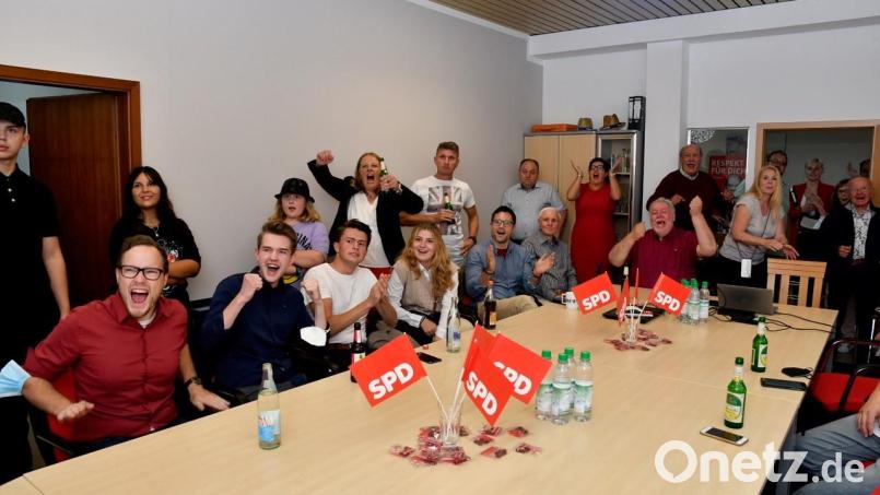 Bundestagswahlparty der SPD in Amberg: Die erste Hochrechnung um 18 Uhr wurde begeistert gefeiert. Bild: Petra Hartl