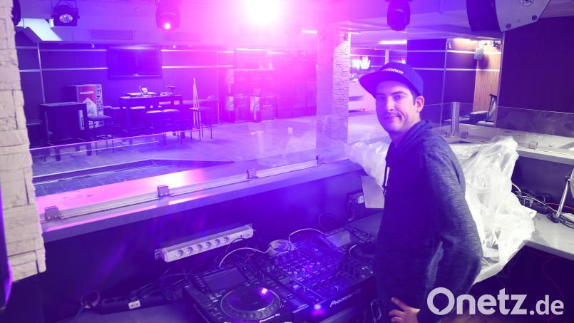 Inhaber Daniel Zienert steht am DJ-Pult im Hashtag Weiden. Die Tanzfläche ist leer. Doch das wird bald wieder anders aussehen. Denn ab Oktober dürfen die Clubs endlich öffnen. Archivbild: Petra Hartl
